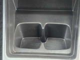 運転席と助手席の双方から使いやすい2口タイプとなります。お好きな飲み物を安定して置ける実用的なデザインです。