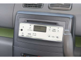 純正のCD&ラジオ。AUX(外部入力)端子が全面についていますので、モバイル機器と繋いでも楽しめます。