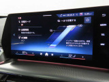 BMWカーブド・ディスプレイは、必要な情報をひと目で把握できるだけでなく、BMW iDriveの主要なインターフェイスとしてさまざまな機能の直観的な操作を可能にしています。
