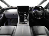 上質で落ち着いた印象のインパネ。視界も広々で運転しやすいです。