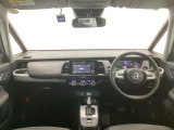 【前方視界】開放的な前方視界!運転がしやすく疲れにくいです♪窓が大きく、見通しがとっても良いおクルマですよ♪