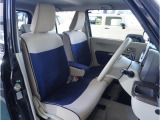 【清潔感のある運転席&助手席】隅々までクリーニングの行き届いた運転席&助手席。目立ったシミや汚れ等もございません。
