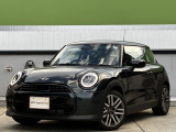 MINIのフロントグリルのデザインはイギリスで生まれた当初から、シルバーのサイドバーが折り重なった伝統的なデザインで御座います。その伝統はBMWのお車になってからでも少しずつ形を変えて守られております