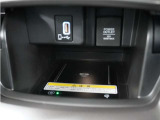 センターコンソールトレーはワイヤレス充電器(Qi(チー)規格)となっており、対応機種を置いておくだけで充電可能です。