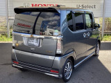 狭い駐車場でも、スライドドアならチャイルドシートへのお子さまの乗降や荷物の積載もスムーズ。とても便利な【両側電動スライドドア】ドアハンドを少し引くだけでリアドアが自動開閉します。