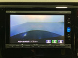 ギヤをR(バック)に入れるとナビの画面に後ろの映像が映るリアカメラ付です。後退時、コンディションが悪い視界でもカラーバックモニターがドライバーをサポートします。