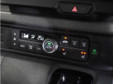 【オートエアコン】温度を設定すれば自動で快適な車内温度を保ちます。エアコン内部の高性能脱臭フィルターで車内のアレルゲンや花粉を除去。
