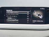 こちらのお車には先進安全装備が多数搭載されています。衝突被害を回避あるいは軽減するためのブレーキや、後方死角からの接近警報、車線逸脱を防止する警報装置など、詳しくはスタッフまでお尋ねください。