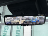 【デジタルインナーミラー】車両後方カメラの映像をルームミラーに映すことが出来ます。 そのため、後席に人や荷物があって後方が見えづらい場合でもしっかり視界を確保することが出来ます。