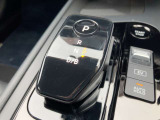 マウス型のコンパクトな形状で、操作後に定位置へ戻る電制シフトを採用。駐車時は独立したボタンを押すだけで、指先で軽くスムーズに操作できます!