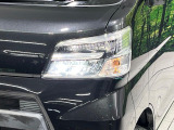 【LEDヘッドライト】悪天候や夜間走行時も良好な視界を確保し安心して運転できる高輝度LEDヘッドライトを装備!点灯速度が早く、消費電力も抑えられています。