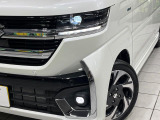 【LEDヘッドライト】悪天候や夜間走行時も良好な視界を確保し安心して運転できる高輝度LEDヘッドライトを装備!点灯速度が早く、消費電力も抑えられています。