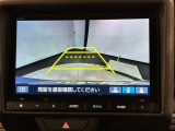 リバースギアに入れるだけで後方の表示へ切り替わります。夜間や雨の日の駐車も楽になりますよ。