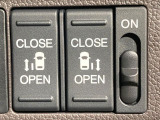【両側パワースライドドア】スマートキーや運転席のスイッチで後席両側スライドドアの開閉が可能♪電動だから力を入れてドアを開ける必要が無く、小さなお子様でも簡単に開け閉めでき快適です♪