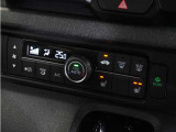 【オートエアコン】温度を設定すれば自動で快適な車内温度を保ちます。エアコン内部の高性能脱臭フィルターで車内のアレルゲンや花粉を除去。