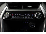 運転席と助手席、それぞれ温度調節ができ、オールシーズン快適なオートエアコンとなっております!
