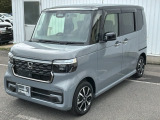 車幅いっぱいに伸びたフロントアクセサリLEDがボディーのワイド感を強調