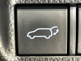 【パワーバックドア】スマートキーや運転席のボタンを押すだけでリアゲートが自動で開閉します!荷物を持っている時や、高い位置にあるバックドアを閉める際に便利な機能です♪