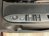 電動格納式リモコンドアミラーと、パワーウィンドウスイッチ等は運転席ドアにあります。