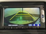 リバースギアに入れるだけで後方の表示へ切り替わります。夜間や雨の日の駐車も楽になりますよ。