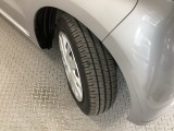 安全に走行するためには空気圧の確認をはじめ溝の深さ、ひび割れの等の点検が必要です。点検時に交換が必要と判断した場合は交換いたします。