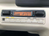 【オートエアコン】一度お好みの温度に設定すれば、車内の温度を検知し風量や温度を自動で調整。暑い&hellip;寒い&hellip;と何度もスイッチ操作をする必要はありません。快適な車内空間には必須の機能ですね♪