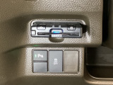 ハンドルの左下にETCとHondaセンシング用の、VSA(ABS+TCS+横滑り抑制)解除スイッチなどがついています。高速道路の料金所の通過も楽々です。 カードの取り出しもしやすい場所についています。