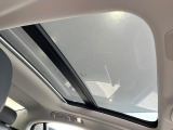 【サンルーフ】大型のサンルーフで明るい車内空間を演出。開放的なドライブをお楽しみいただけます。