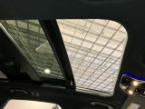 パノラミックルーフで明るい車内と開放感あるドライブをお楽しみいただけます。