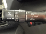 【オートワイパー(AUTO)】雨が降り出した時に、雨滴検出用センサー(レインセンサー)が雨滴を感知すると、自動でワイパーが動作します。