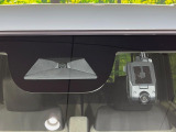 【ホンダセンシング】走行中に前方の車両等を認識し、衝突しそうな時は警報とブレーキで衝突回避と被害軽減をアシスト。より安全にドライブをお楽しみいただけます。
