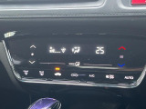 【オートエアコン】一度お好みの温度に設定すれば、車内の温度を検知し風量や温度を自動で調整。暑い&hellip;寒い&hellip;と何度もスイッチ操作をする必要はありません。快適な車内空間には必須の機能ですね♪