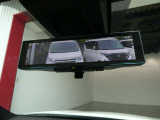 スマートルームミラーは、車両後方に設置されたカメラの映像を、ルームミラーに映し出すことで、死角をなくし、安全性を向上させることができます。また、夜間や雨天時でも、クリアな映像を映し出すことができます。