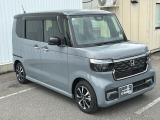 車幅いっぱいに伸びたフロントアクセサリLEDがボディーのワイド感を強調