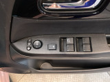 電動格納式リモコンドアミラーと、パワーウィンドウスイッチ等は運転席ドアにあります。