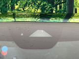 【スマートブレーキサポート】走行中に前方の車両等を認識し、衝突しそうな時は警報とブレーキで衝突回避と被害軽減をアシスト。より安全にドライブをお楽しみいただけます。
