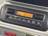【オートエアコン】一度お好みの温度に設定すれば、車内の温度を検知し風量や温度を自動で調整。暑い&hellip;寒い&hellip;と何度もスイッチ操作をする必要はありません。快適な車内空間には必須の機能ですね♪
