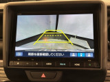 リバースギアに入れるだけで後方の表示へ切り替わります。夜間や雨の日の駐車も楽になりますよ。