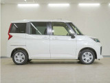 リアには左右スライドドアを採用。狭い駐車場でも開閉しやすく、強風の日でもドアが煽られにくくなっております。小さなお子さまやご年配の方も安心して乗り降りできます。