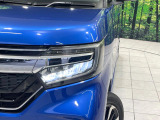 【LEDヘッドライト】悪天候や夜間走行時も良好な視界を確保し安心して運転できる高輝度LEDヘッドライトを装備!点灯速度が早く、消費電力も抑えられています。