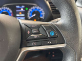 【クルーズコントロール】アクセル操作なしで一定速度を保つ機能。先行車との距離を自動調整する追従型が主流で、高速走行時の疲労を劇的に軽減します。長距離移動が多いお客様への商談では必須の快適装備です。