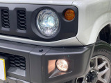 【LEDヘッドライト】悪天候や夜間走行時も良好な視界を確保し安心して運転できる高輝度LEDヘッドライトを装備!点灯速度が早く、消費電力も抑えられています。