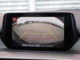 カラーで後方映像をモニターに映し出してくれるので、ショッピングモールのような狭い駐車場であったとしても障害物を見つけ、楽々駐車することができますね。