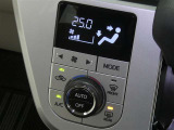 【オートエアコン】車内温度を感知して自動で温度調整をしてくれるのでいつでも快適な車内空間を創り上げます!どの席に座っても快適なドライブが楽しめます♪