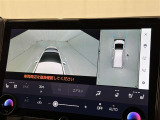 【パノラミックビューモニター】車を真上から見た状態をナビに映し出し、駐車時などをサポート☆クルマの斜め後ろなど、目が届きにくい箇所も確認できるため、いち早く障害物に気が付くことができます!