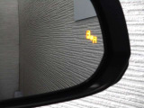隣車線を走る車両をレーダーで検知し、ドアミラーでは確認しにくい後側方エリアに存在する車両に加え、急接近してくる車両も検知します。車両を検知するとドアミラーに搭載されたLEDインジケーターが点灯します。