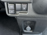 USB電源ソケット☆2口あるので、2台同時に充電できます★運転席シートヒーター機能付き☆シートがポカポカして心地いいです☆冬の寒い日にお使いください♪