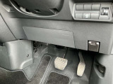 駐車ブレーキは指で操作する電動式です
