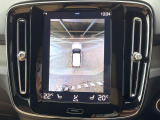 【360&deg;ビューカメラ】4台の高解像度カメラで360度の鳥瞰図を表示。隣の車や壁、死角にある障害物などを画面で確認できるため、狭いスペースでの駐車・出入りも安心です。