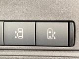 【ハンズフリー機能付き両側パワースライドドア】スライドドアの下に足先を入れてすぐ引くと、自動的にスライドドアが開閉します!荷物で両手がふさがった状態でも、ドアの開閉ができてとっても便利!
